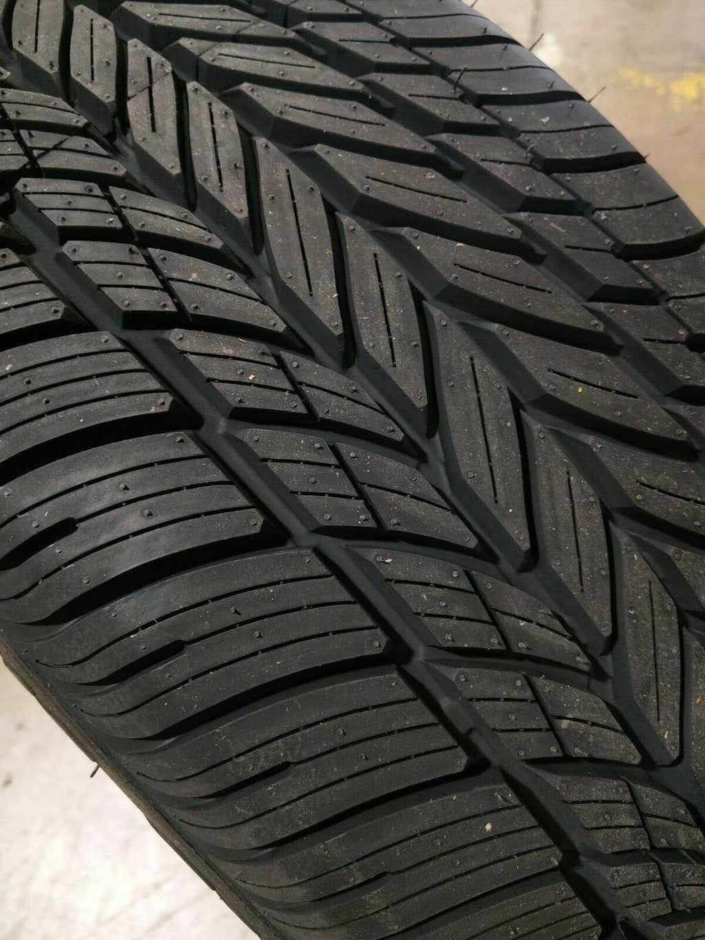 225/50R17 V Radial Tire Y781354