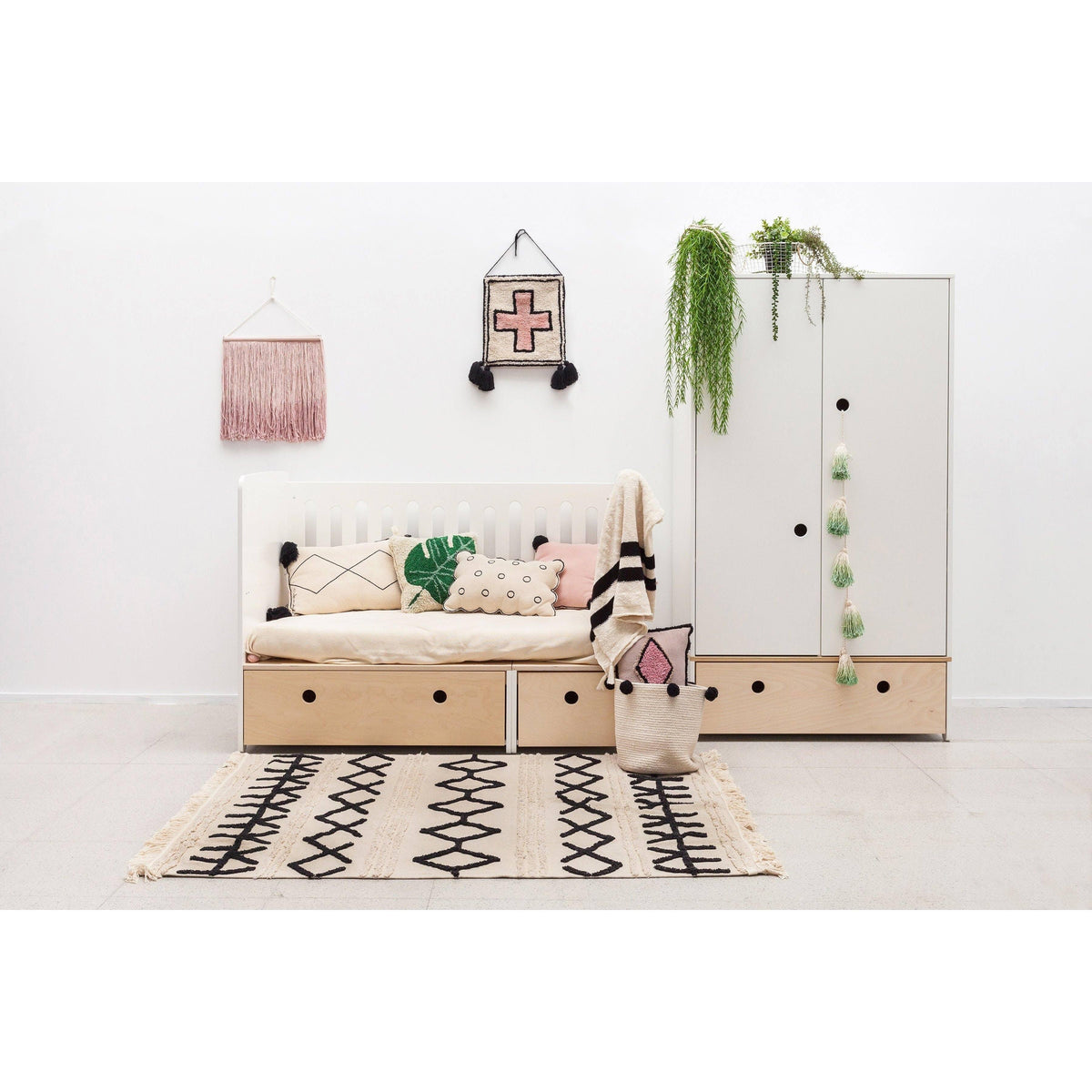 Black Storage Basket with Pompoms H510